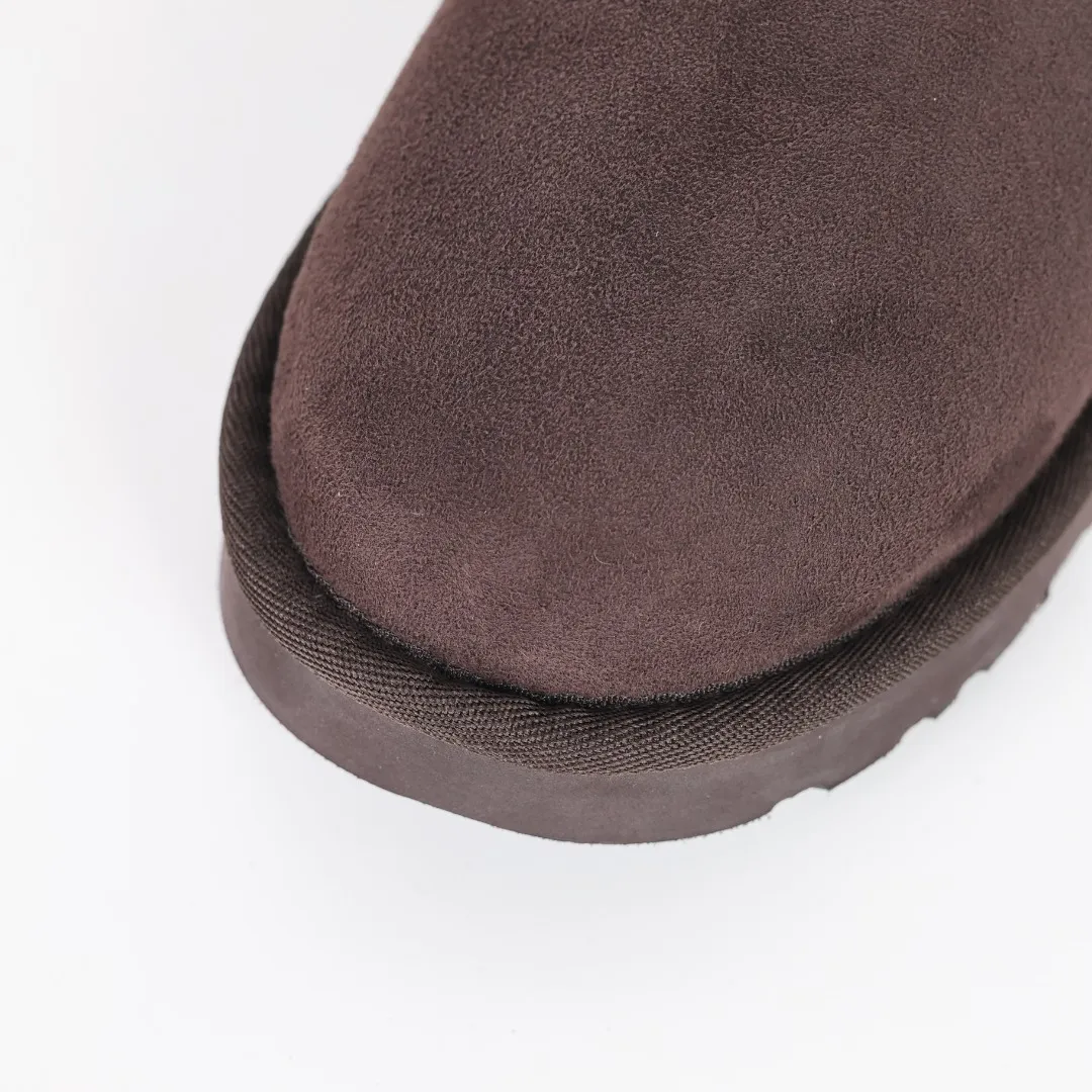 Pick up locally 💰540 The core recommendation is good price UGG basic Bailey twist style Xiaohongshu hot style Henan Longfeng leather production Sheepskin integrated top quality in the market 2-3 cm cashmere insole to keep warm in winter and a very suitable choice for home use UUG has launched a style series in the new year, which is partially geared towards the preferences of young consumers and has also moved to the forefront of fashion trends. Shoe body material Water-repellent coated suede upper 17mm UGGPURE™ implanted wool insole Lightweight non-slip comfortable rubber outsole With brand LOGO Trademark Comes with full packaging Size: 35 36 37 38 39 40